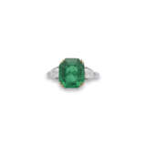 NO RESERVE | EMERALD AND DIAMOND RING, MOUNTED BY MAUBOUSSIN - фото 1