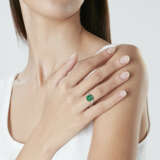 NO RESERVE | EMERALD AND DIAMOND RING, MOUNTED BY MAUBOUSSIN - Foto 2