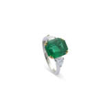 NO RESERVE | EMERALD AND DIAMOND RING, MOUNTED BY MAUBOUSSIN - photo 3