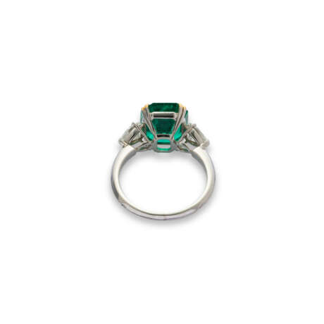 NO RESERVE | EMERALD AND DIAMOND RING, MOUNTED BY MAUBOUSSIN - фото 4
