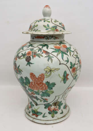 DECKELVASE, Porzellan handbemalt, China ca. 18. Jahrhundert - Foto 9