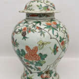 DECKELVASE, Porzellan handbemalt, China ca. 18. Jahrhundert - Foto 9