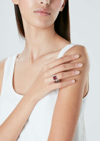 SPINEL AND DIAMOND RING - Foto 2
