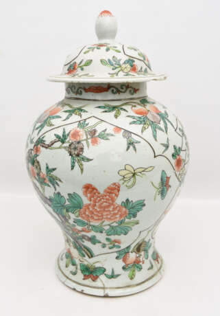 DECKELVASE, Porzellan handbemalt, China ca. 18. Jahrhundert - Foto 12
