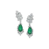 EMERALD AND DIAMOND PENDENT EARRINGS - фото 1