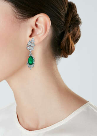 EMERALD AND DIAMOND PENDENT EARRINGS - фото 2