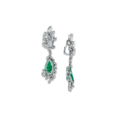 EMERALD AND DIAMOND PENDENT EARRINGS - фото 3