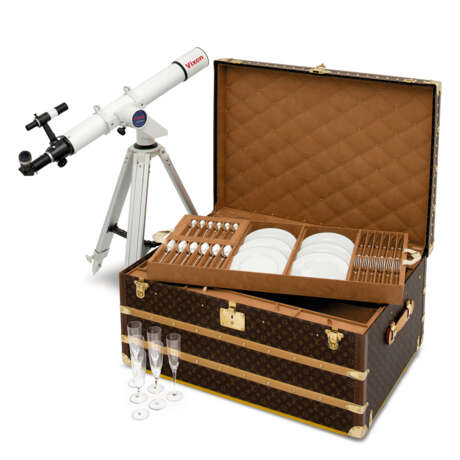 A SPECIAL ORDER NIGHT PICNIC ASTRONOMY TELESOCPE MONOGRAM TRUNK DESIGNED BY PATRICK LOUIS VUITTON & A PRIVATE COLLECTOR - Foto 1
