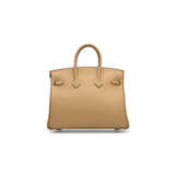 A LIMITED EDITION BISCUIT SWIFT LEATHER IN & OUT BIRKIN 25 WITH PALLADIUM HARDWARE - Foto 3