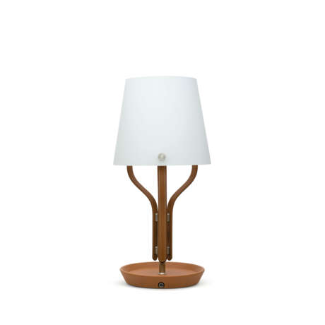 A GOLD TAURILLON LEATHER HARNAIS BEDSIDE LAMP - фото 3