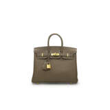 AN &#201;TOUPE TOGO LEATHER BIRKIN 25 WITH GOLD HARDWARE - Foto 1
