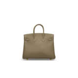 AN &#201;TOUPE TOGO LEATHER BIRKIN 25 WITH GOLD HARDWARE - Foto 3