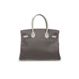 A CUSTOM &#201;TAIN & GRIS PERLE CL&#201;MENCE LEATHER BIRKIN 30 WITH BRUSHED PALLADIUM HARDWARE - Foto 3