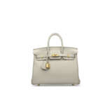 A GRIS PERLE TOGO LEATHER BIRKIN 25 WITH GOLD HARDWARE - фото 1