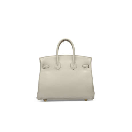 A GRIS PERLE TOGO LEATHER BIRKIN 25 WITH GOLD HARDWARE - Foto 3
