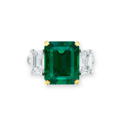 AN IMPORTANT EMERALD AND DIAMOND RING