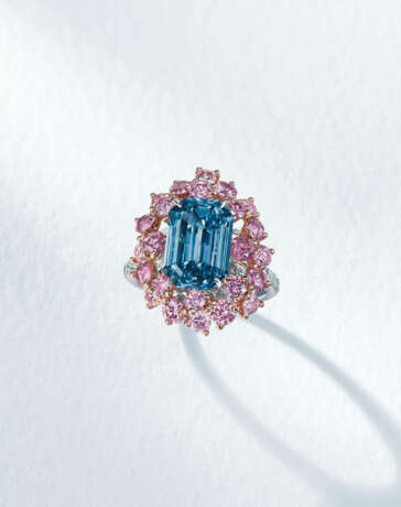 AN EXCEPTIONAL COLOURED DIAMOND AND DIAMOND RING, BY MOUSSAIEFF - Foto 2