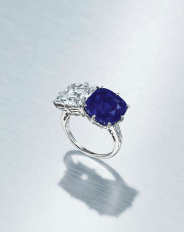 A SUPERB BELLE &#201;POQUE SAPPHIRE AND DIAMOND RING - Foto 3