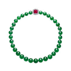 AN EXCEPTIONAL JADEITE BEAD NECKLACE