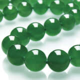 AN EXCEPTIONAL JADEITE BEAD NECKLACE - Foto 3