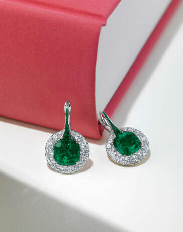 AN EXQUISITE FORMS EMERALD AND DIAMOND EARRINGS - photo 2