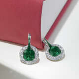 AN EXQUISITE FORMS EMERALD AND DIAMOND EARRINGS - фото 2