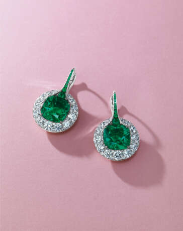 AN EXQUISITE FORMS EMERALD AND DIAMOND EARRINGS - фото 4