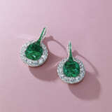 AN EXQUISITE FORMS EMERALD AND DIAMOND EARRINGS - фото 4