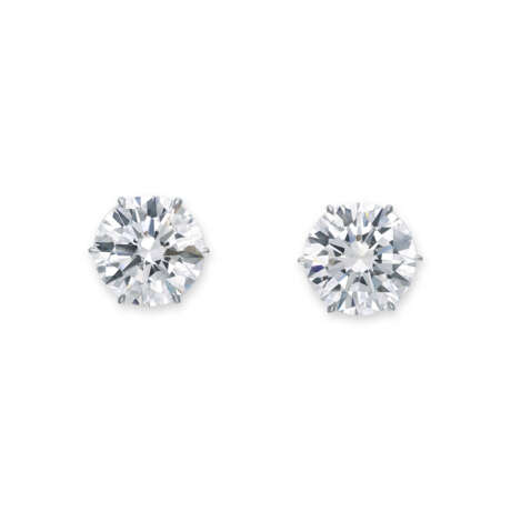 A MAGNIFICENT PAIR OF IMPORTANT DIAMOND EARRINGS - фото 1