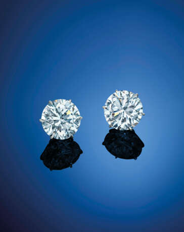 A MAGNIFICENT PAIR OF IMPORTANT DIAMOND EARRINGS - фото 2