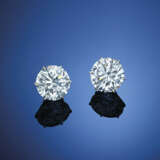 A MAGNIFICENT PAIR OF IMPORTANT DIAMOND EARRINGS - Foto 2