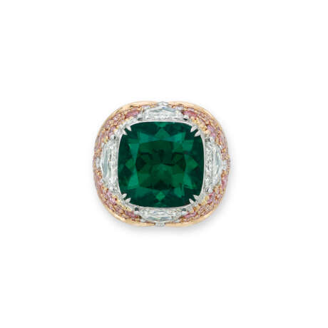 A SUPERB `MAJESTIQUE` MUZO EMERALD, COLOURED DIAMOND AND DIAMOND RING - фото 1