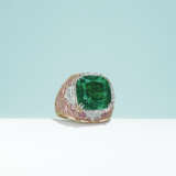 A SUPERB `MAJESTIQUE` MUZO EMERALD, COLOURED DIAMOND AND DIAMOND RING - photo 2
