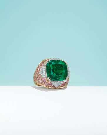 A SUPERB `MAJESTIQUE` MUZO EMERALD, COLOURED DIAMOND AND DIAMOND RING - Foto 2