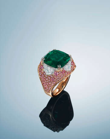 A SUPERB `MAJESTIQUE` MUZO EMERALD, COLOURED DIAMOND AND DIAMOND RING - фото 3
