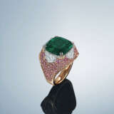A SUPERB `MAJESTIQUE` MUZO EMERALD, COLOURED DIAMOND AND DIAMOND RING - фото 3