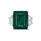 AN IMPRESSIVE EMERALD AND DIAMOND RING, BY HARRY WINSTON - фото 1