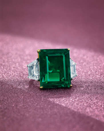 AN IMPRESSIVE EMERALD AND DIAMOND RING, BY HARRY WINSTON - Foto 2