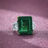 AN IMPRESSIVE EMERALD AND DIAMOND RING, BY HARRY WINSTON - photo 2