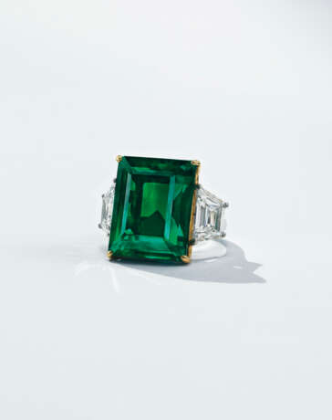 AN IMPRESSIVE EMERALD AND DIAMOND RING, BY HARRY WINSTON - photo 3