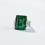 AN IMPRESSIVE EMERALD AND DIAMOND RING, BY HARRY WINSTON - Foto 3