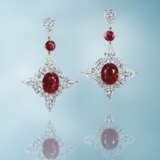 AN EXCEPTIONAL PAIR OF RUBY AND DIAMOND EARRINGS - Foto 2