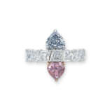 AN IMPORTANT COLOURED DIAMOND AND DIAMOND RING - фото 1