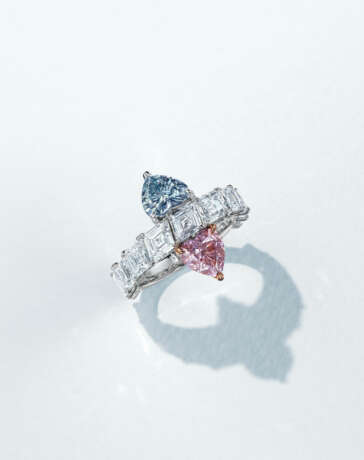 AN IMPORTANT COLOURED DIAMOND AND DIAMOND RING - фото 2