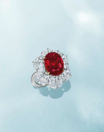 AN EXCEPTIONAL RUBY AND DIAMOND RING - фото 2