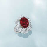 AN EXCEPTIONAL RUBY AND DIAMOND RING - Foto 2