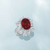 AN EXCEPTIONAL RUBY AND DIAMOND RING - фото 2