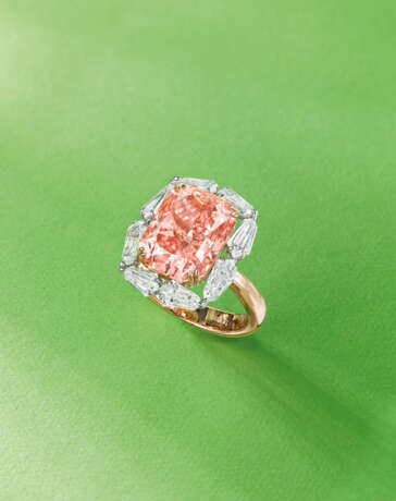 AN IMPORTANT COLOURED DIAMOND AND DIAMOND RING - Foto 2