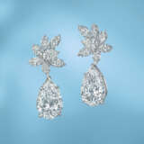 A MAGNIFICENT PAIR OF DIAMOND EARRINGS - Foto 2