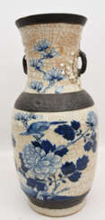 CHINESISCHE VASE "YUNG LO", bemaltes Porzellan glasiert, gemarkt, signiert, China Ming-Dynastie (um 1435)